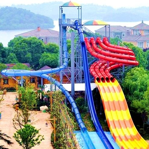 Multikolorige Wasserpark-Rutschen mit unterschiedlicher Höhe und Gestaltung