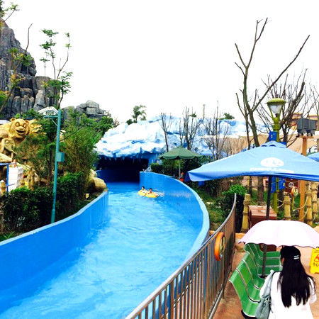 Familienfreundlicher Abenteuerpark Lazy River mit 200 Einwohnern